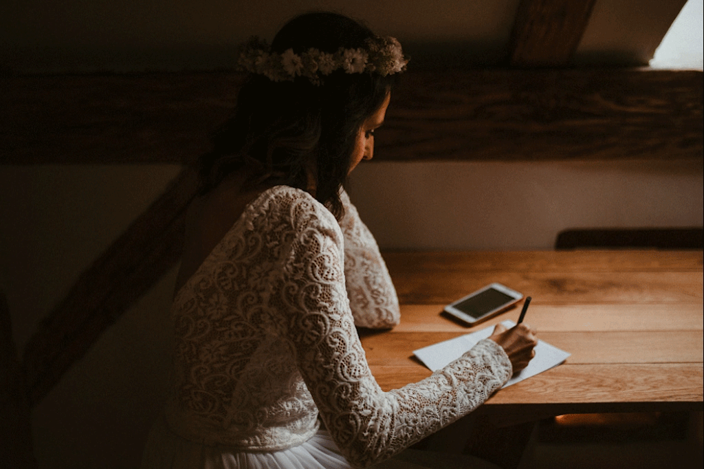 Pani młoda pisząca emocjonalny list do przyszłego męża vows wesele plenerowe w stodole mazury nowe kawkowo pytlikbak fotografia
