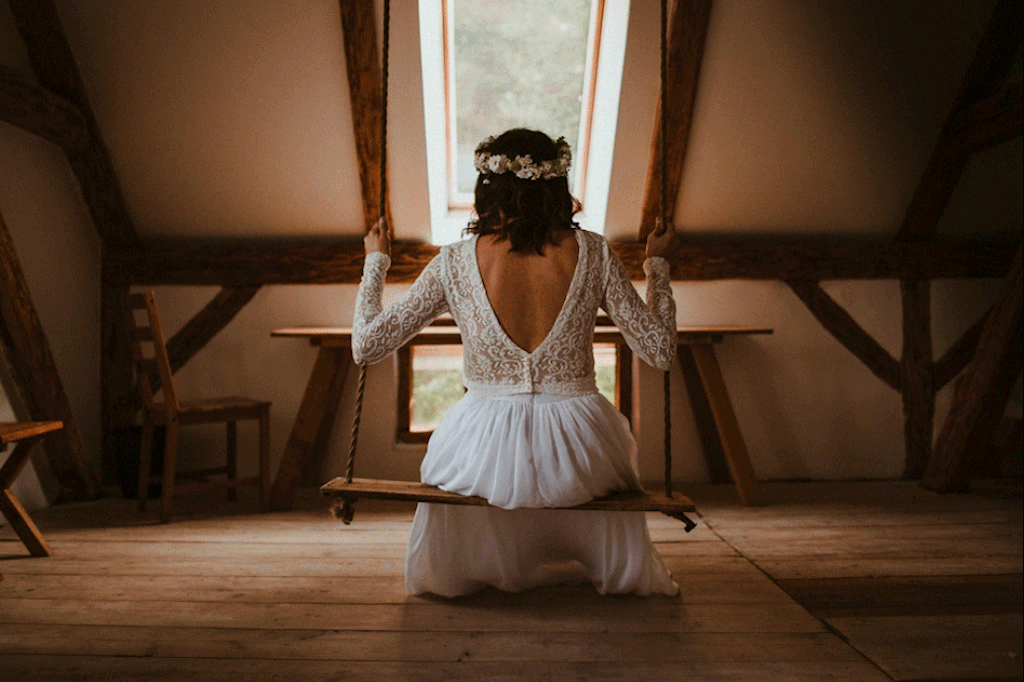 huśtawka w pokoju wesele plenerowe w stodole mazury nowe kawkowo pytlikbak fotografia panna młoda na huśtawce