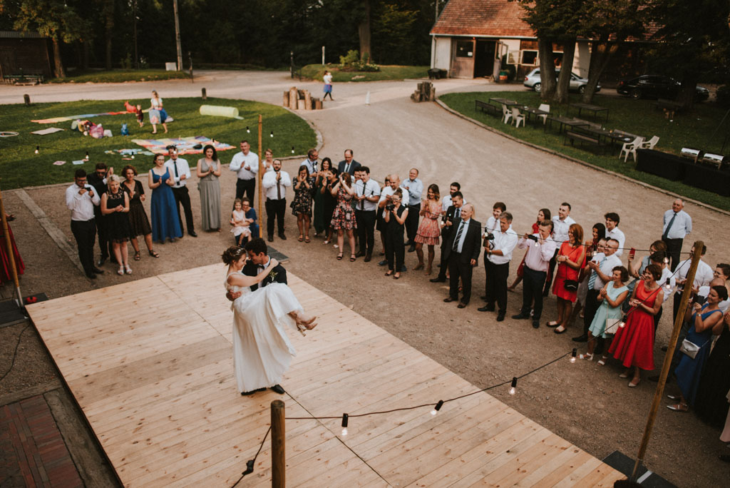 Ślub w Dolinie Cedronu pierwszy taniec na zewnątrz Kraków Leńcze pytlikbak 