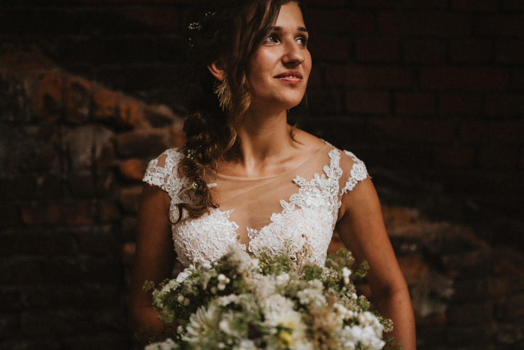 portret Pani młodej sesja w dniu ślubu na poddaszu w kotulińskiego 6 suknia white roses bielsko
