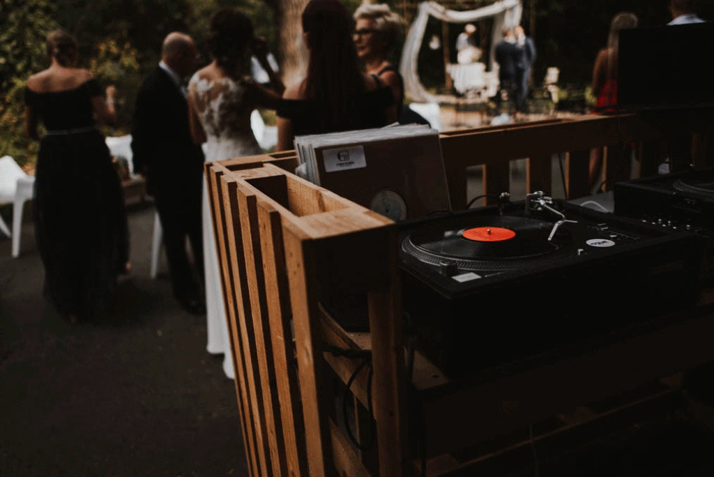 vinyl płyta winylowa na weselu DJ