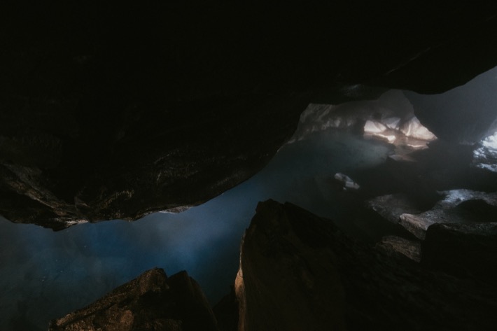 Grjótagjá Cave pytlik bak