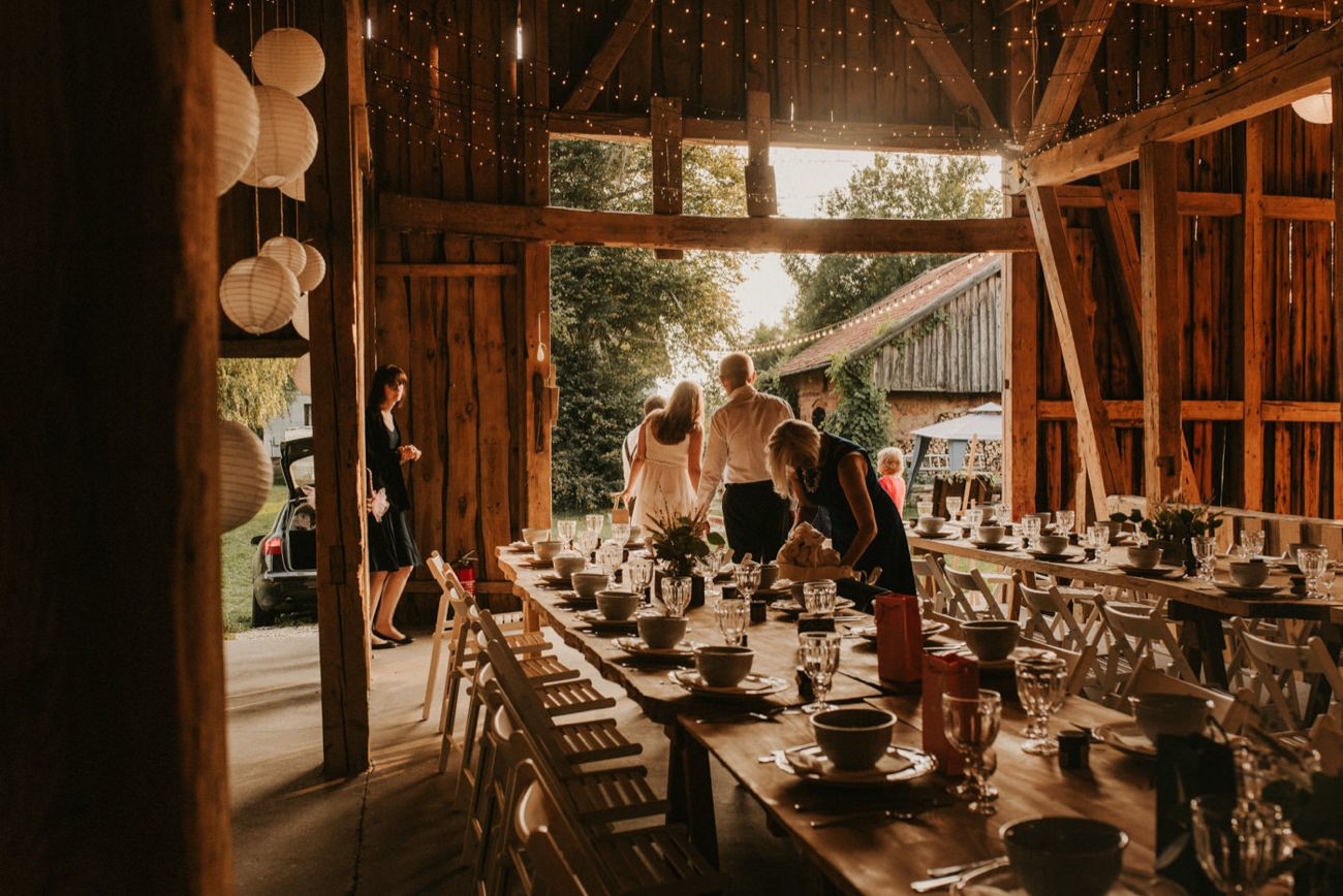wesele w stodole mazury warmia ślub stodoła stoły
