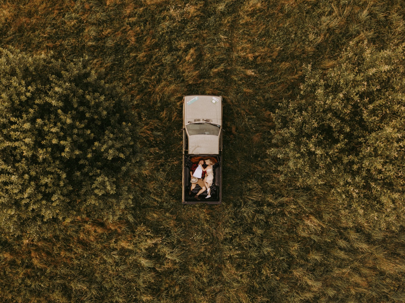 Safari sesja narzeczeńska w polsce fotograf ślubny pytlik bąk marta adrian fotografia dron fotografia z powietrza 