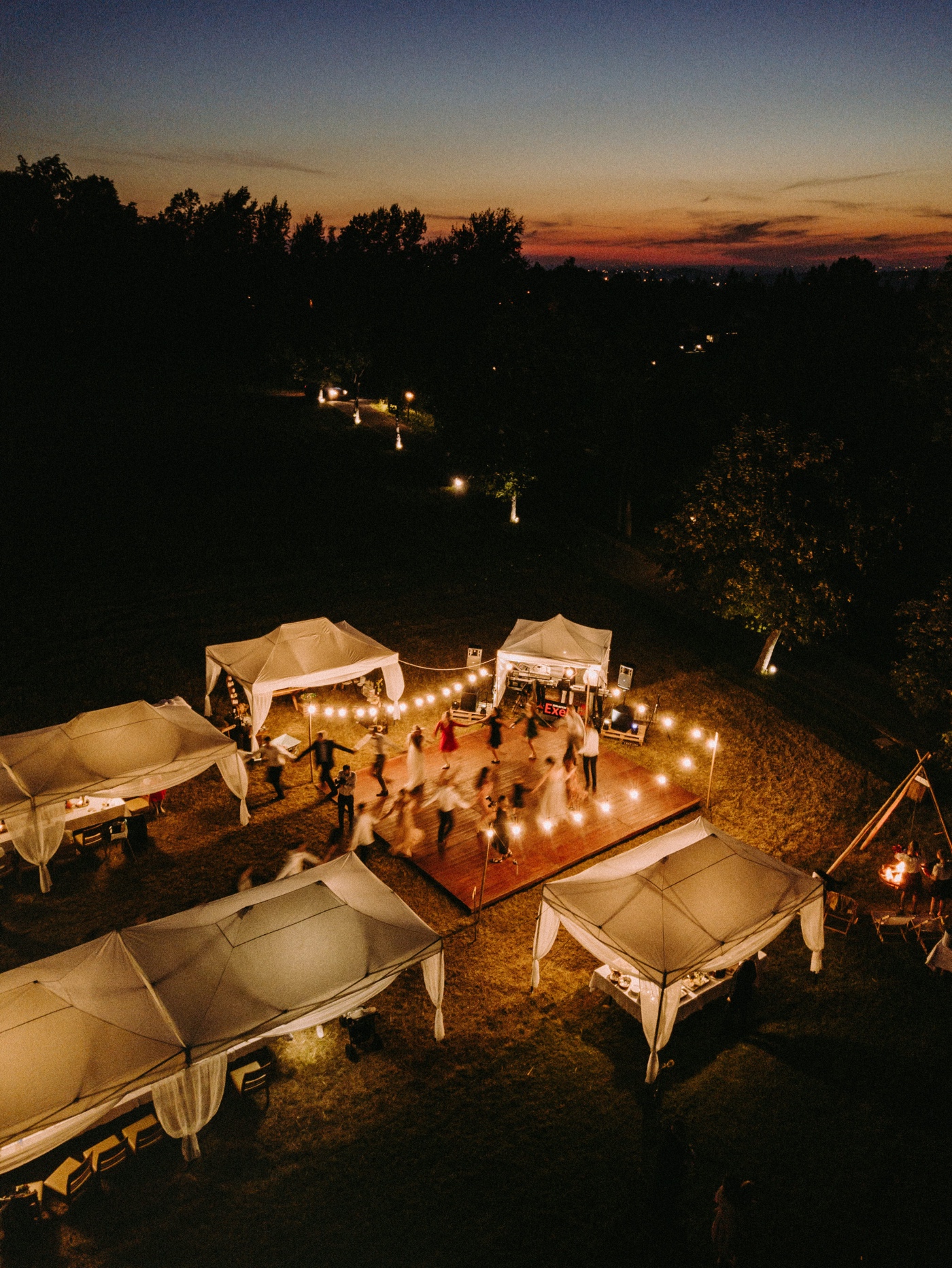 wesele pod namiotami w górach nałęże jaworze gościniec szumny dron w nocy światełka