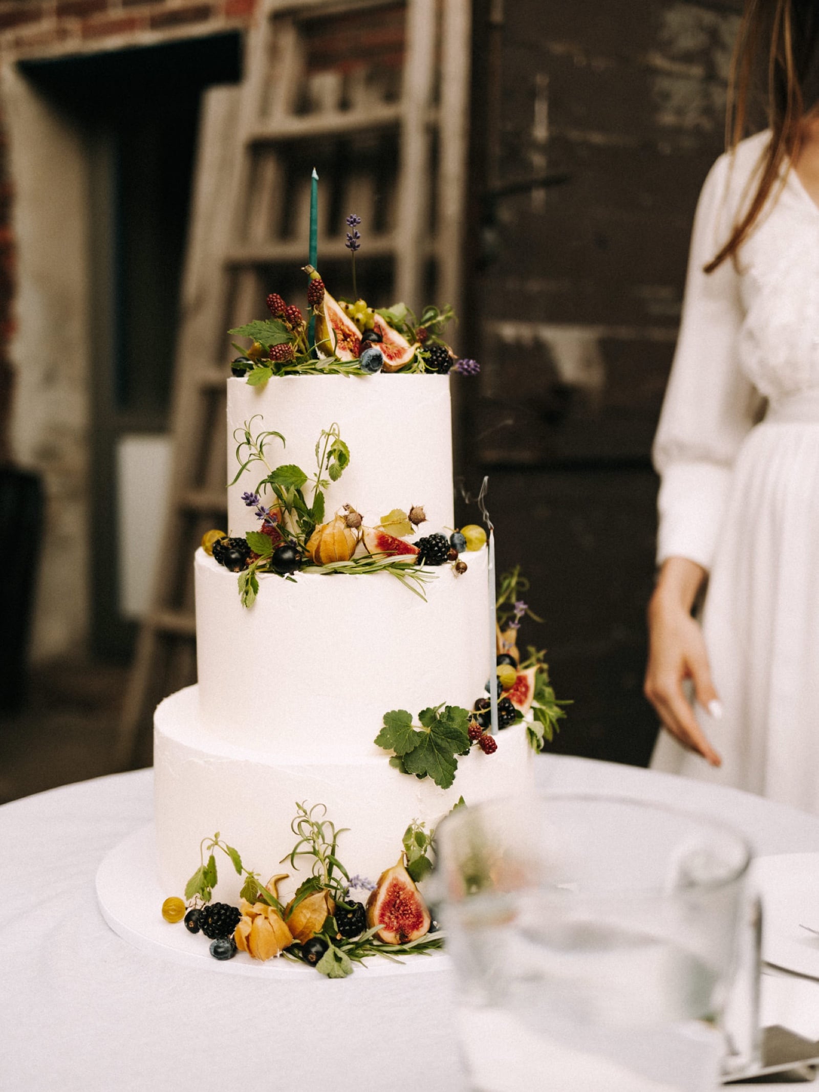 biały tort weselny ślubny z owocami be my cake bielsko biała