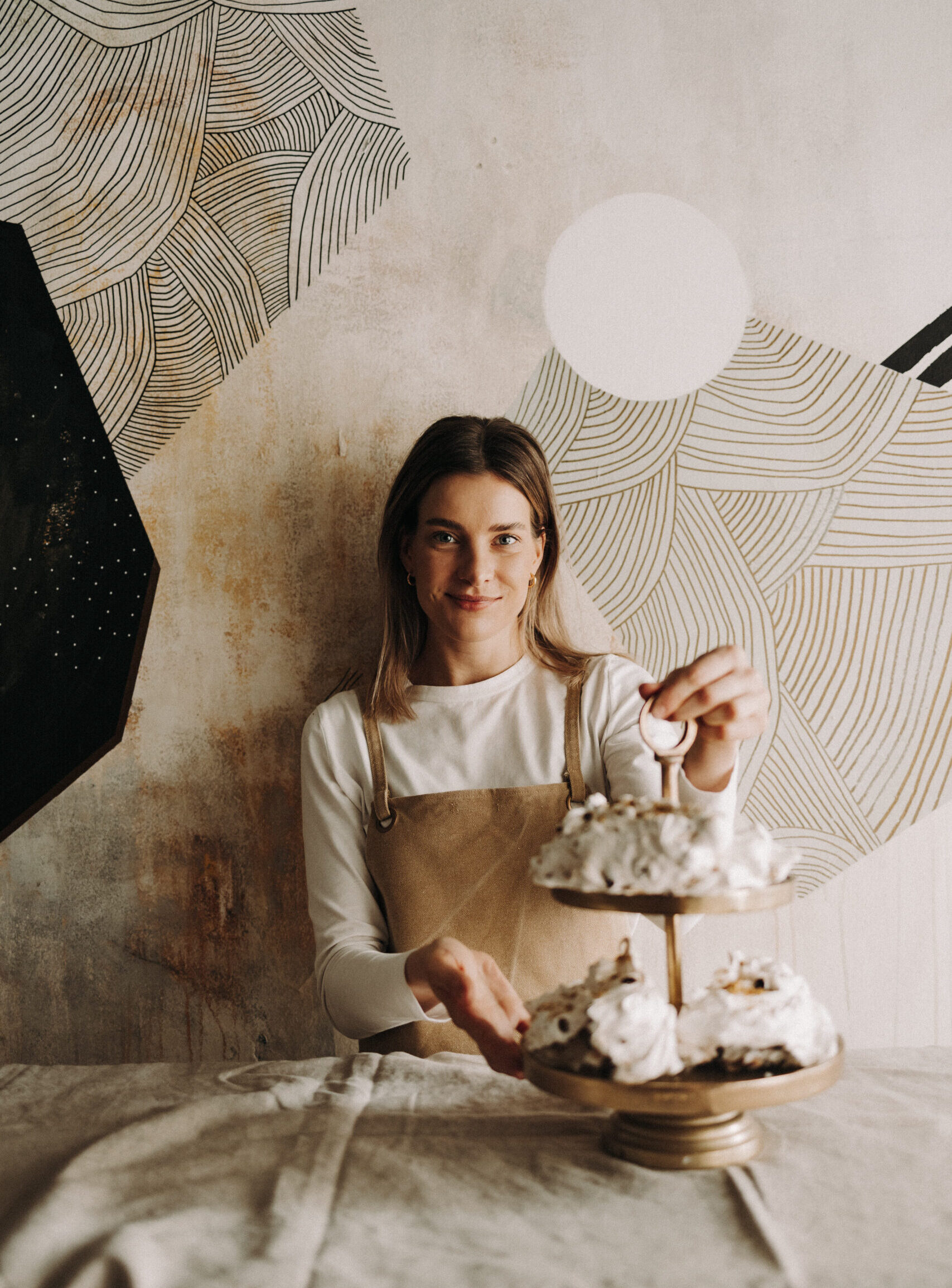 cremino bakery fotografia kulinarna sesja wizerunkowa kawiarni dziewczyna z bezami pavlowa