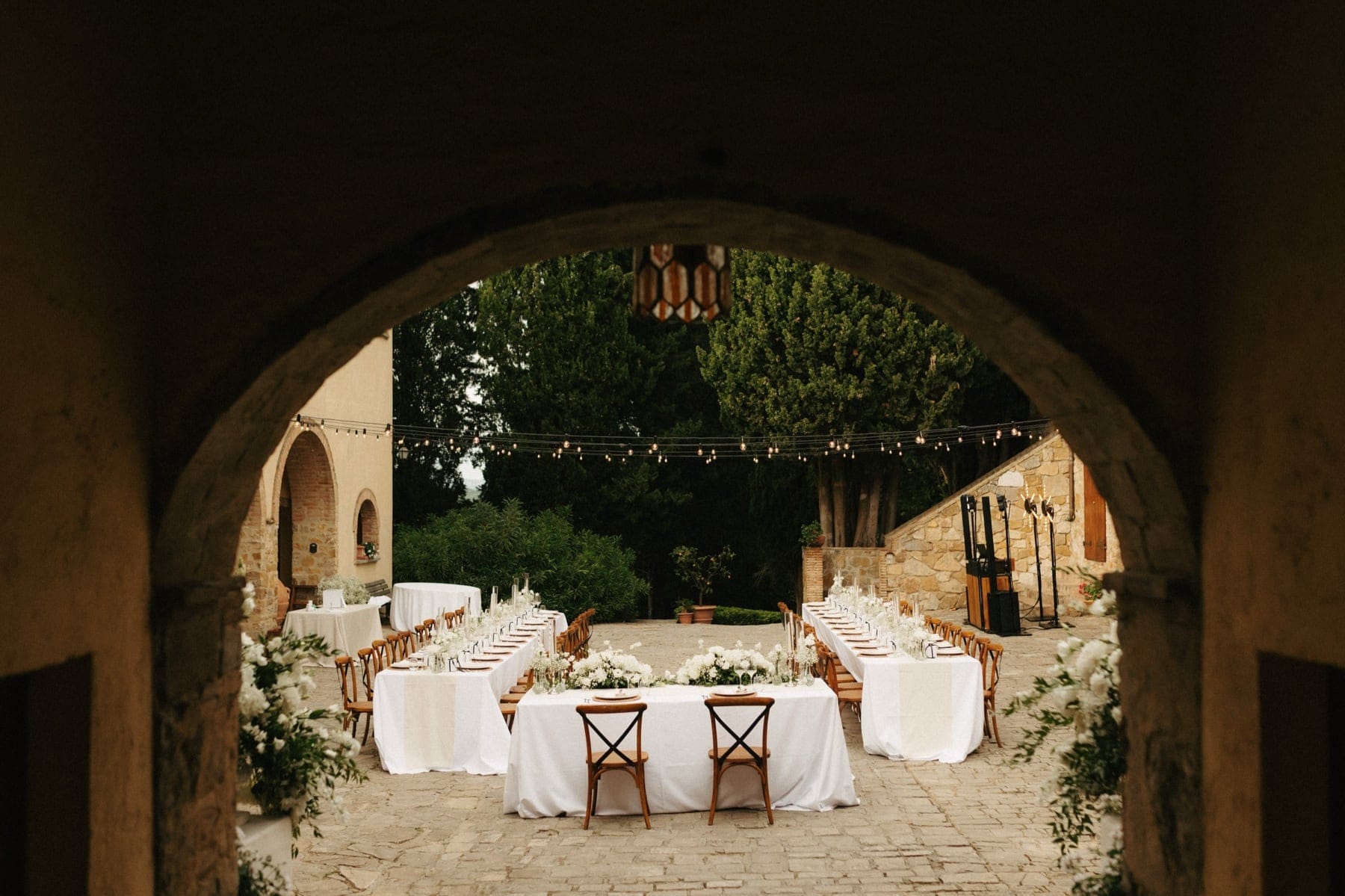 ślub we włoszech fotograf ślubny wesele agroturystyka w toskanii Quercia al Poggio układ stołów dekoracje