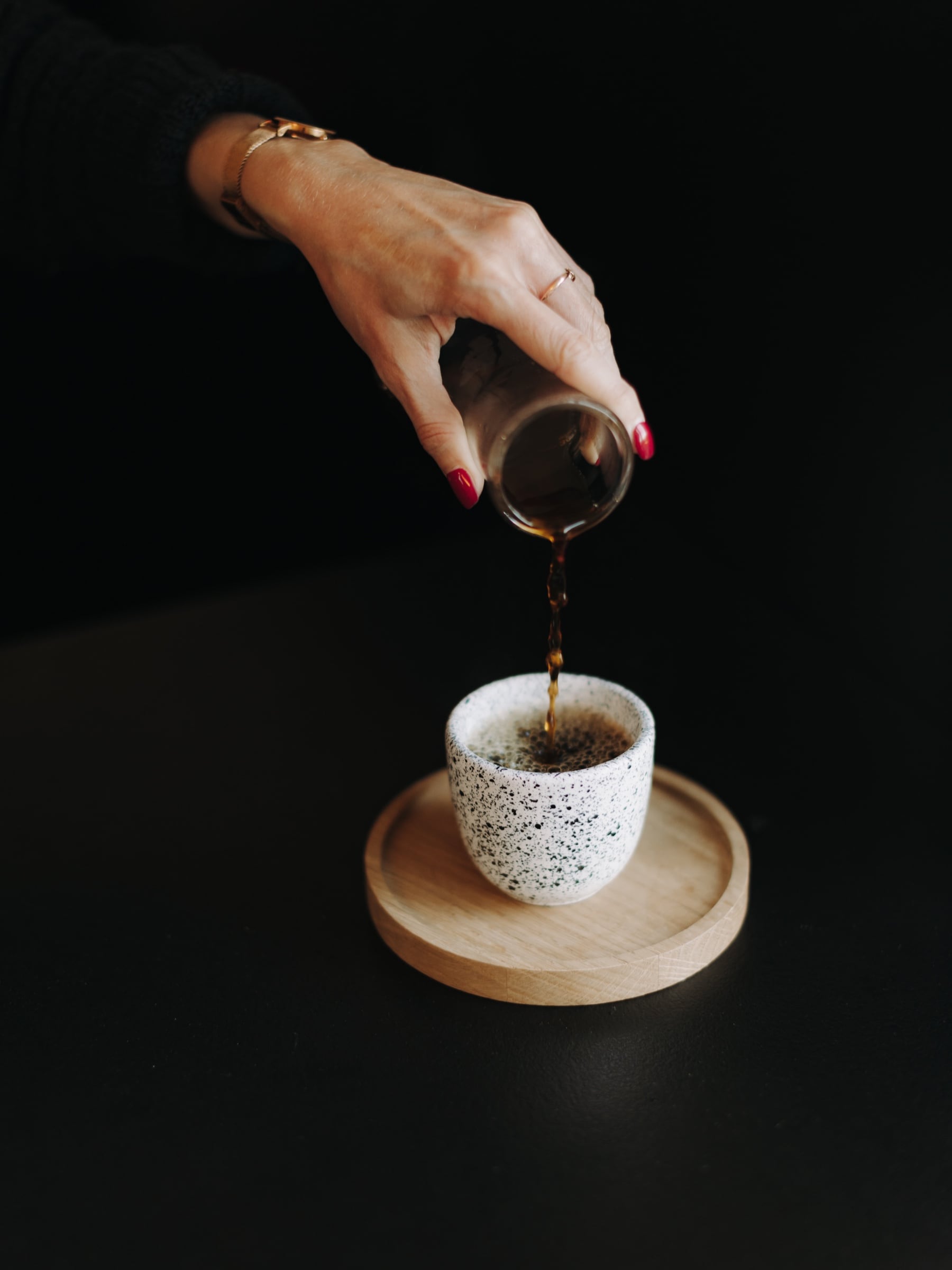 fotografia kulinarna kawa przelew dłoń proper palarnia kawy