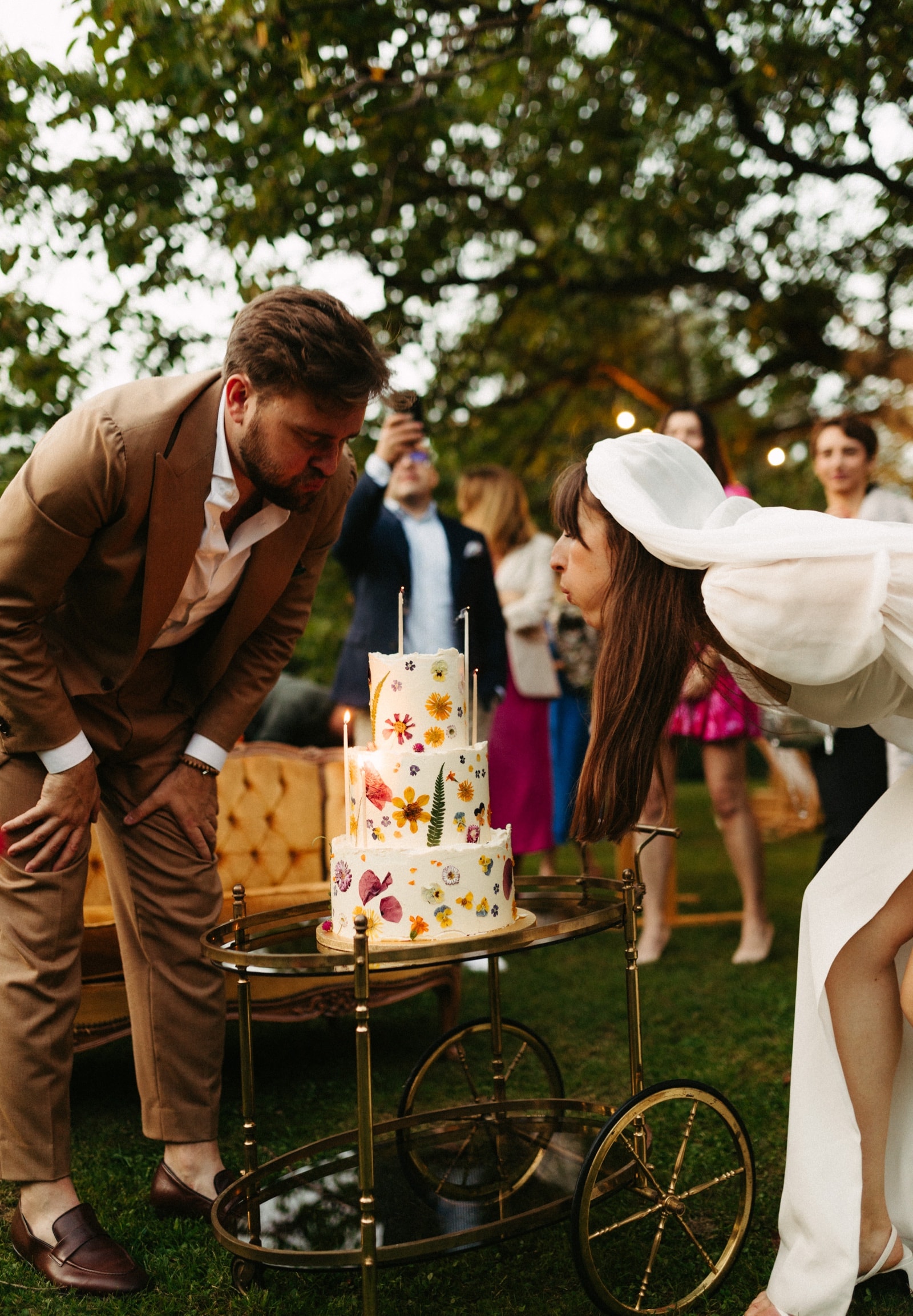 Tort ślubny z naturalnymi kwiatkami i wysokimi świecamy ślub w jurcie