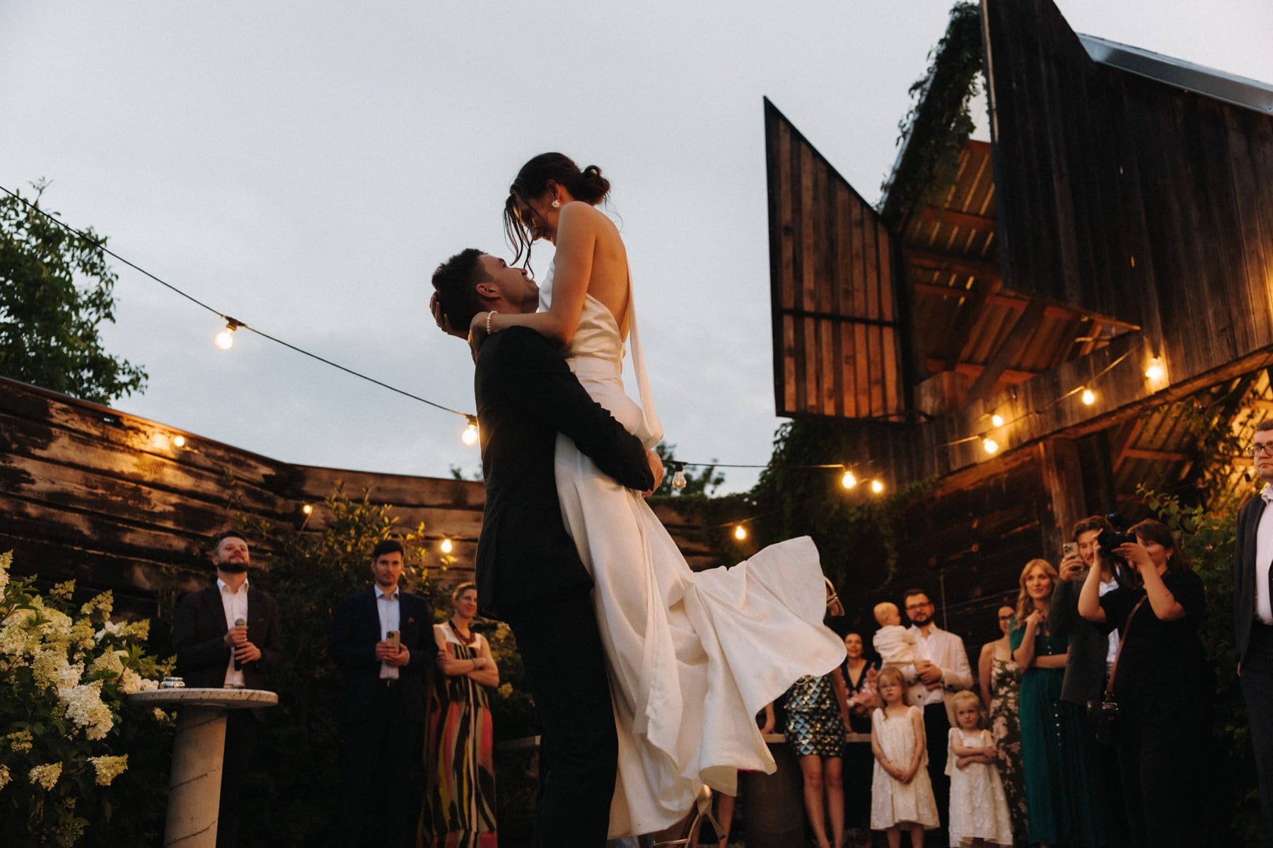 pierwszy taniec pod chmurką w plenerze parkiet na zewnątrz folwark ruchenka