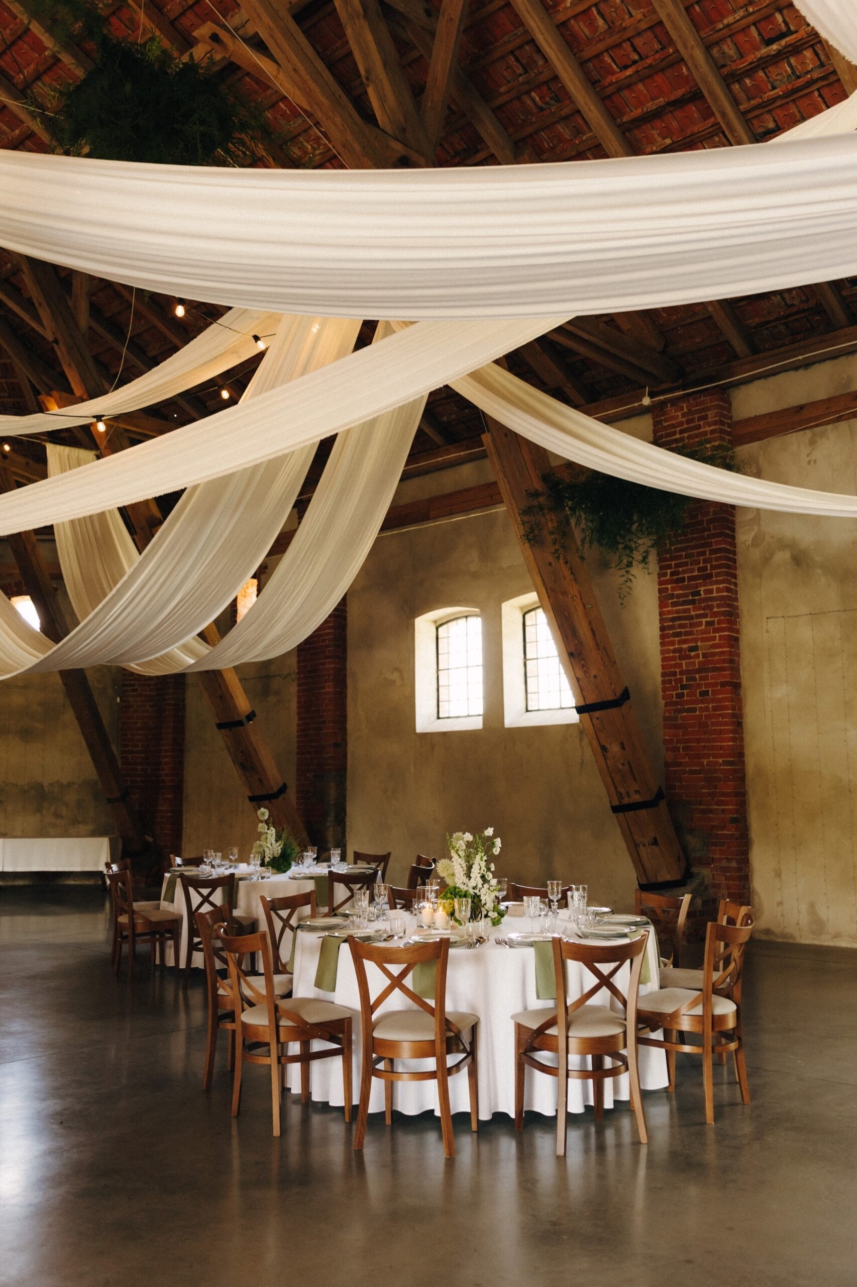 Pałac Konary ślub w plenerze w stodole Przeworno