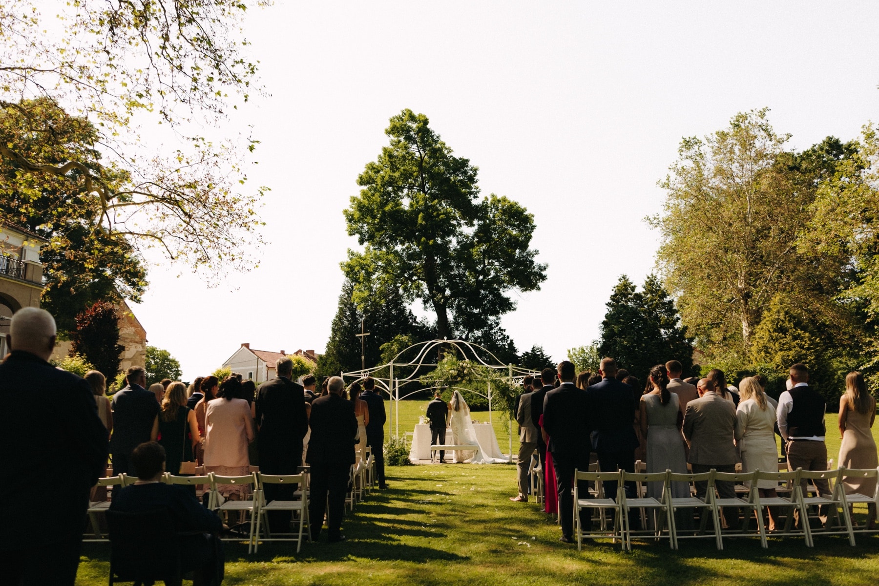 Pałac Konary ślub kościelny w plenerze w stodole Przeworno