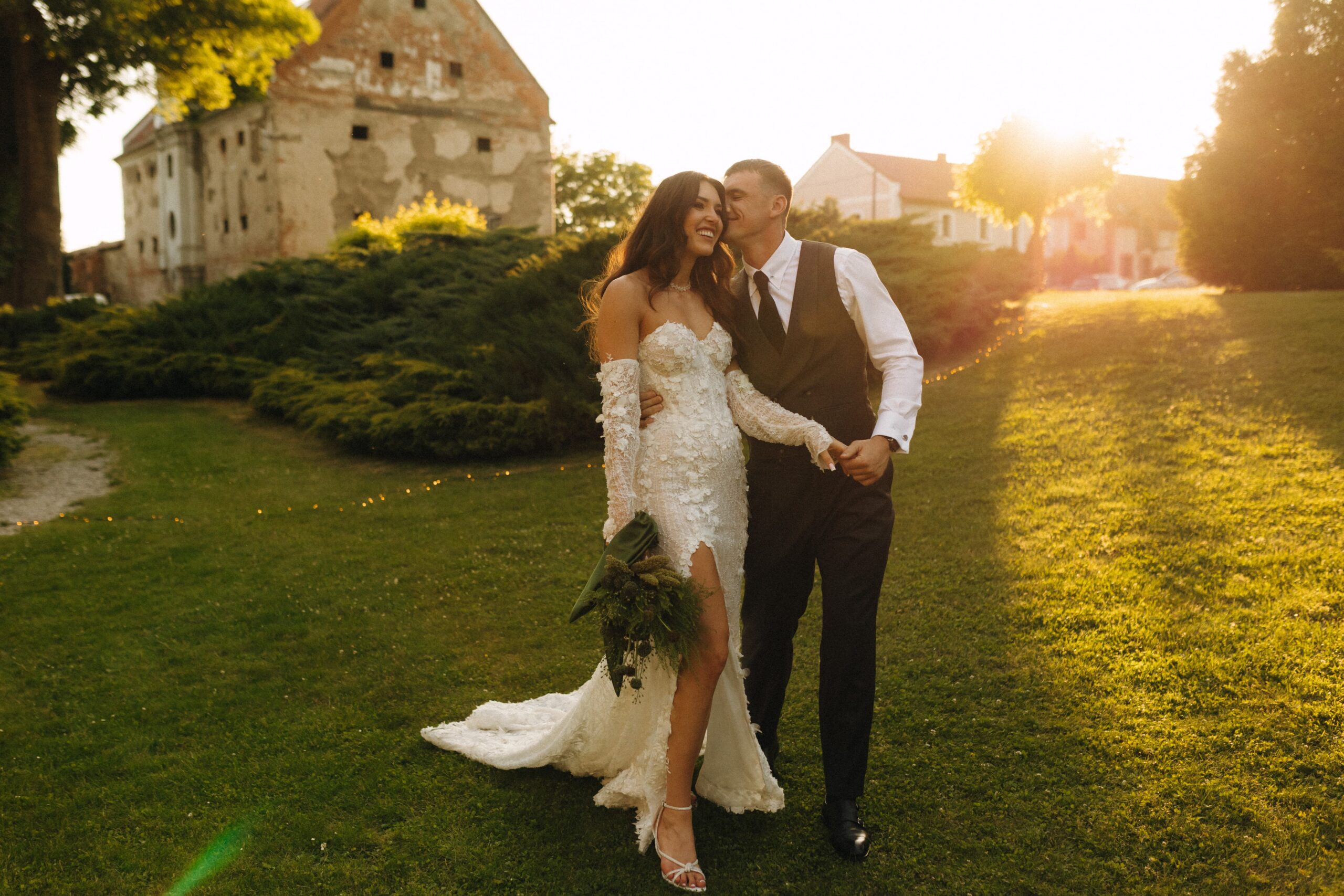 para młoda sesja golden hour w pałacu konary Przeworno